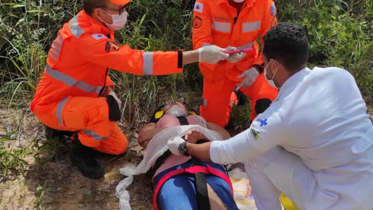 Corpo de Bombeiros socorre vítimas de capotamento na MG-181 em João Pinheiro