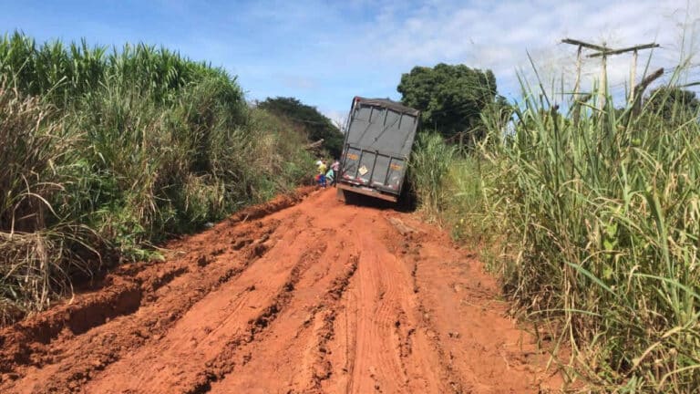 Carreta carregada de carvão atola em estrada da Itatiaia e trânsito fica parcialmente interditado