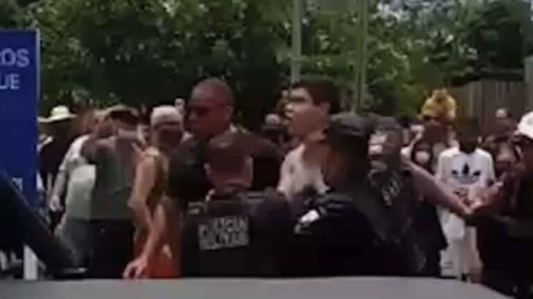 Jovem é preso após tentar jogar ovo em Bolsonaro; veja vídeo