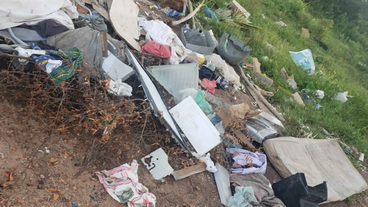 Moradores do Bouganville 3 reclamam de lixão a céu aberto que está se formando próximo às residências