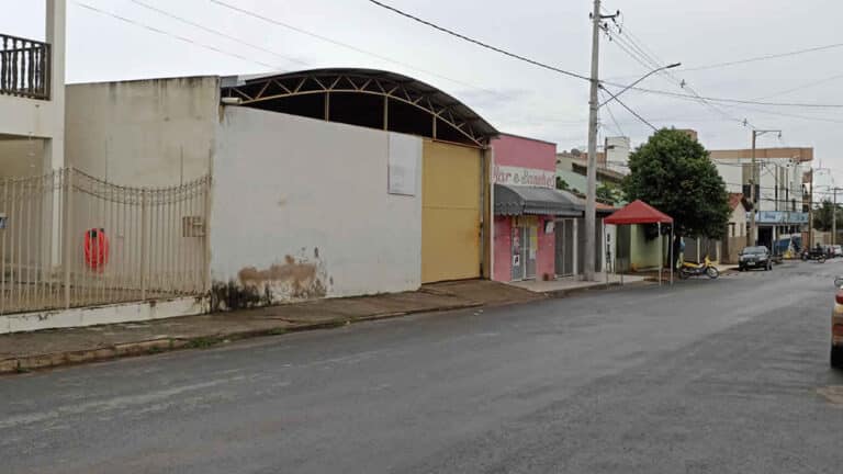 De cara limpa, homem furta R$985,00 do caixa de um bar em João Pinheiro