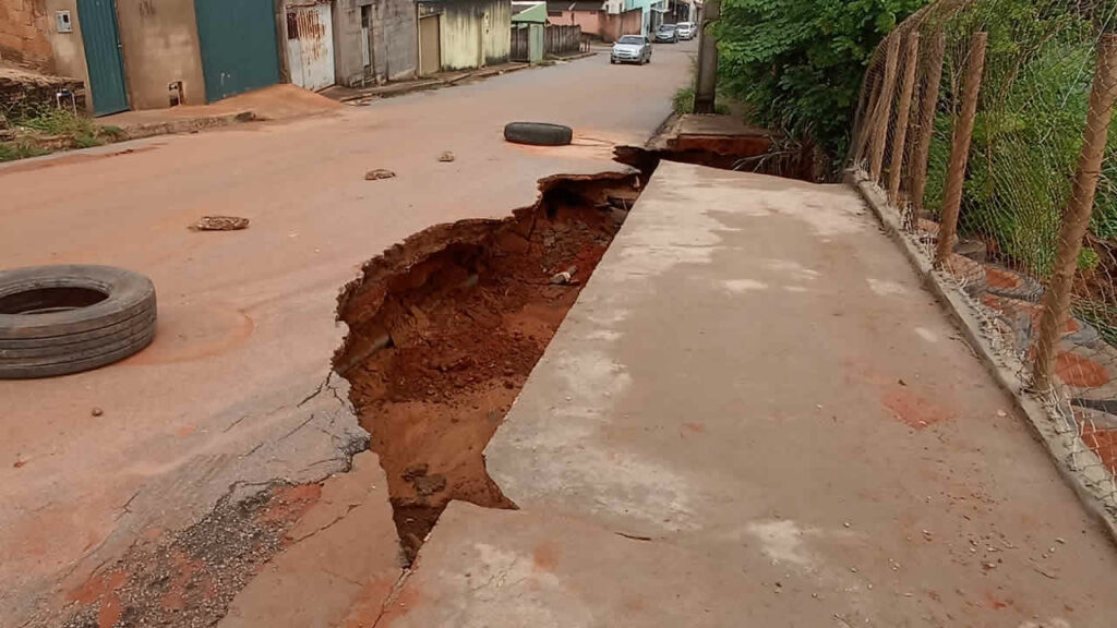 Obra feita para tapar cratera desaba em menos de um mês na Rua Barão do Rio Branco e moradores ficam indignados
