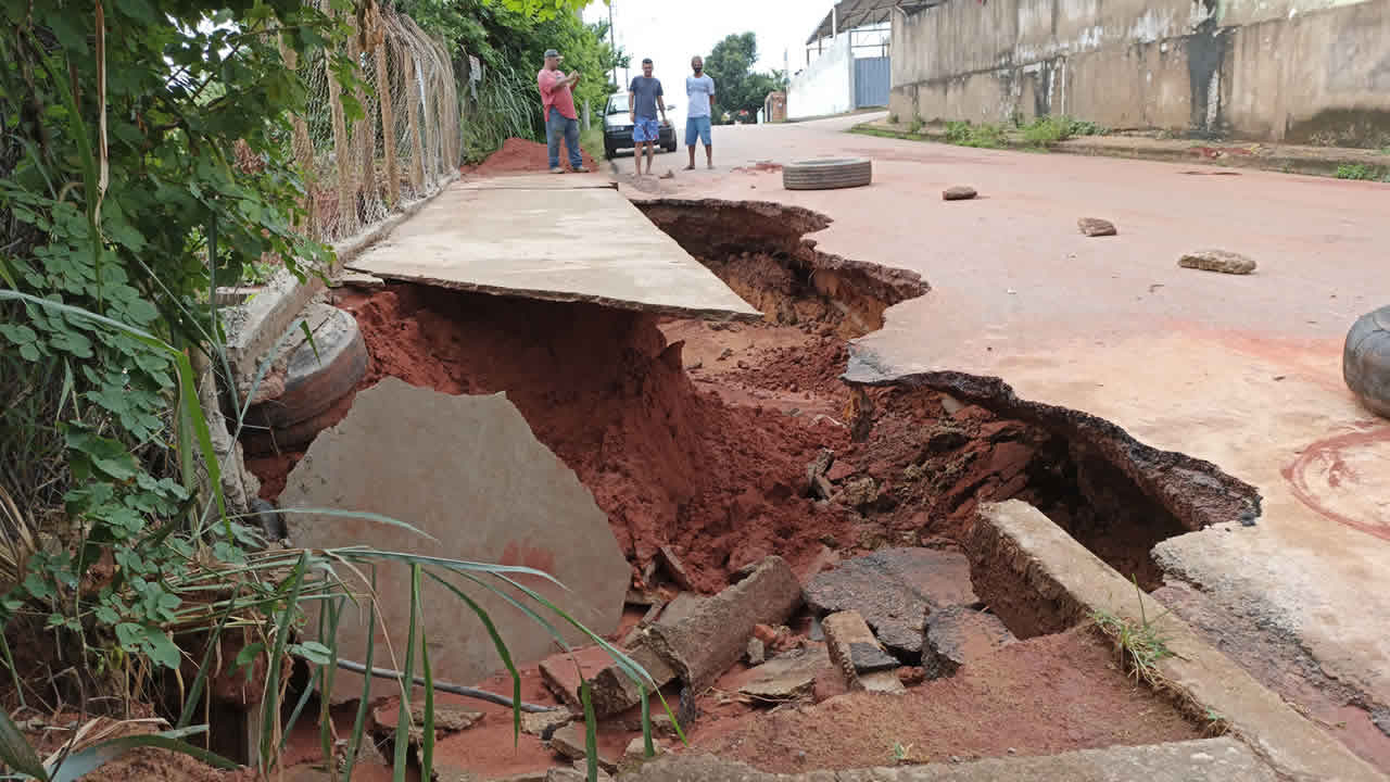 Obra feita para tapar cratera desaba em menos de um mês na Rua Barão do Rio Branco e moradores ficam indignados