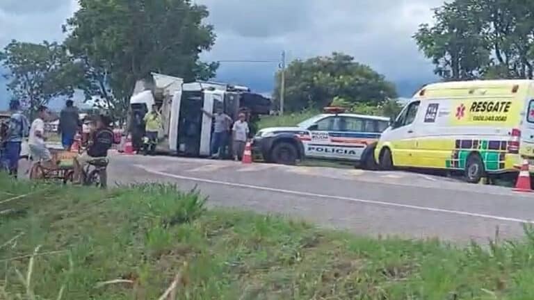 Caminhão carregado de frango tomba na BR-040 e polícia faz escolta para evitar saque da carga em João Pinheiro