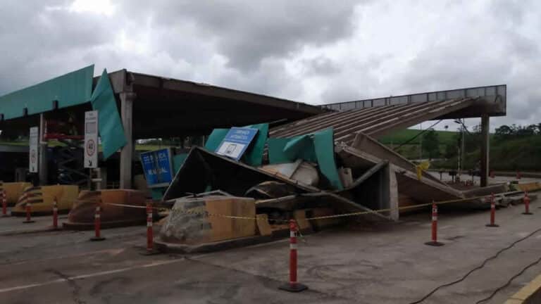 Carreta bate e destrói parte de pedágio da BR-040 em Minas Gerais; trecho chegou a ficar totalmente interditado