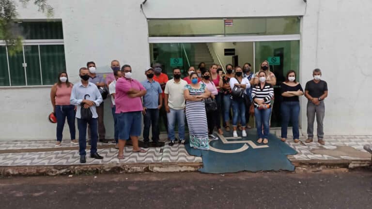 Professores e servidores se revoltam com classe política pinheirense após apresentação de reajustes salariais desiguais