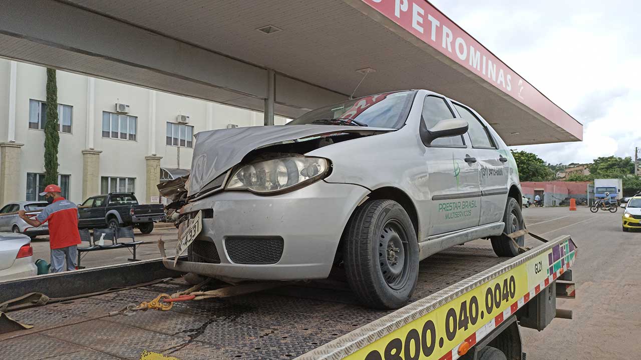 Acidente entre carro e carreta deixa dois feridos na BR-040 em João Pinheiro