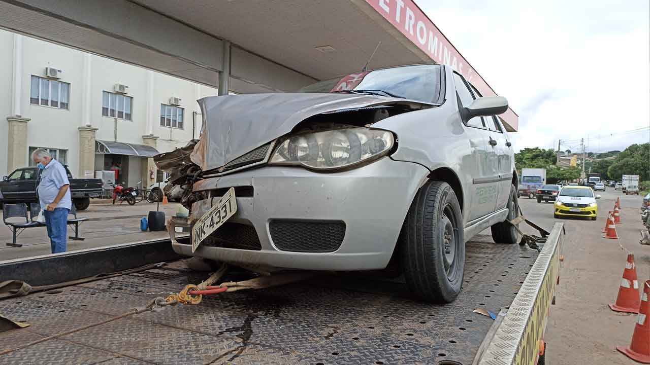 Acidente entre carro e carreta deixa dois feridos na BR-040 em João Pinheiro