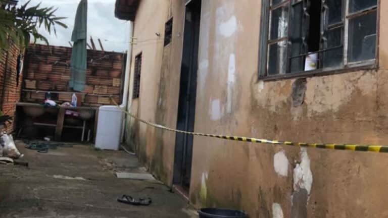 Corpo de Bombeiros interdita residência do Bairro Papagaio por conta de alagamentos em João Pinheiro
