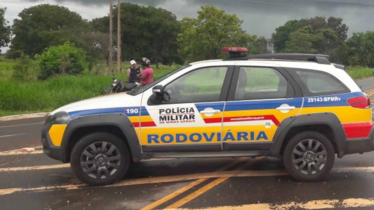 Lei Seca: dois condutores embriagados são presos pela PM durante operação na MG 181 em João Pinheiro