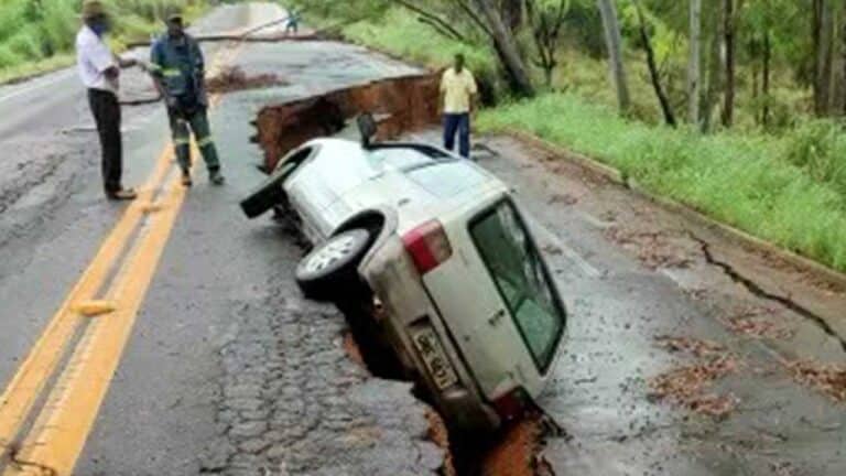 Motorista passa direto em trecho interditado da MGC-354 e para em cratera aberta no asfalto