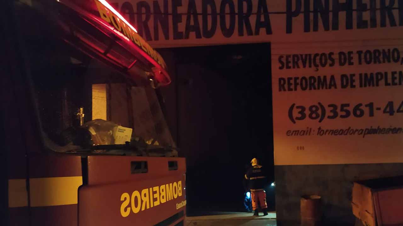 Galpão pega fogo após curto na rede elétrica e Corpo de Bombeiros é acionado em João Pinheiro
