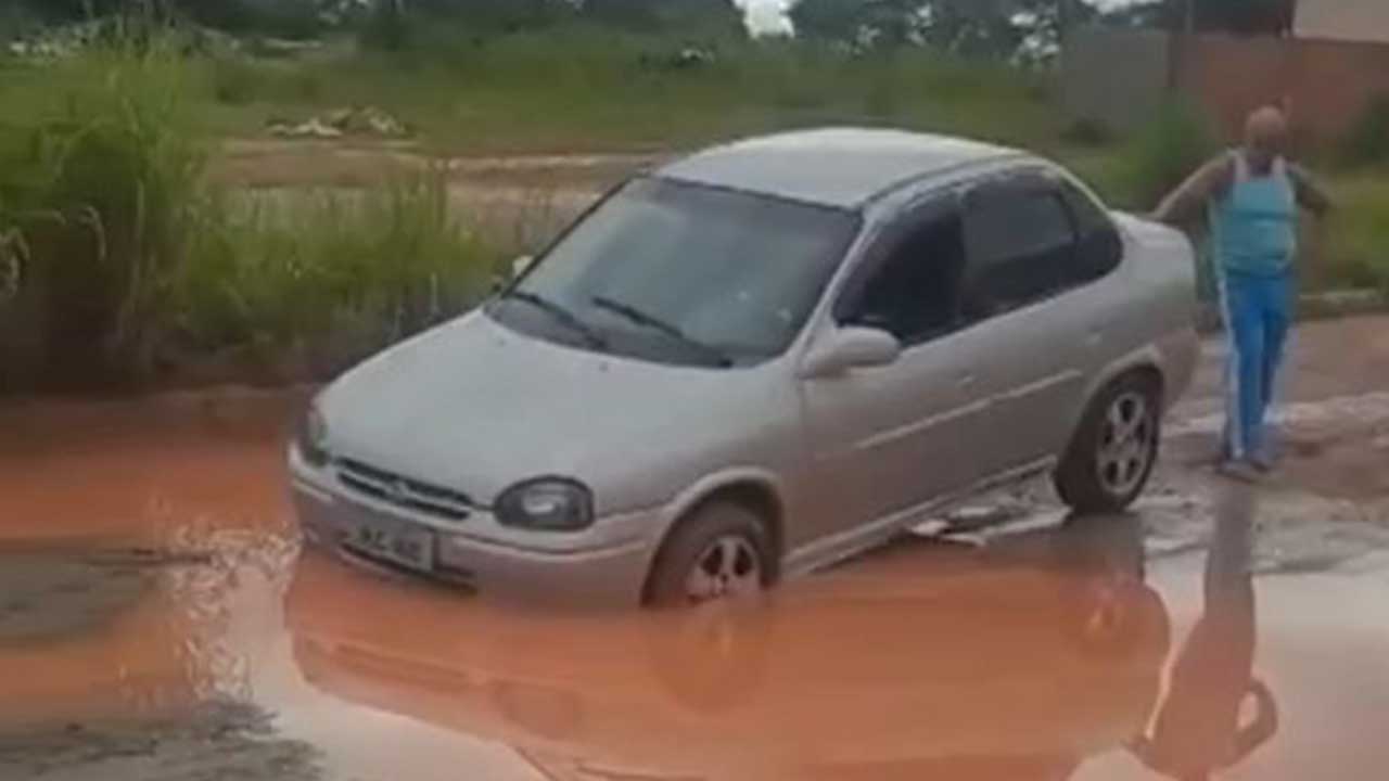 Veículo fica encalhado em cratera aberta no asfalto no Bougainville 3 em João Pinheiro