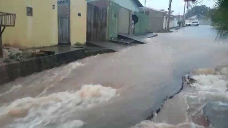 Morador da Rua Antônio Dias reclama de enxurrada e cobra providências da Prefeitura Municipal de João Pinheiro