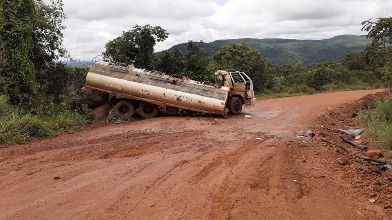 Caminhão carregado com diesel tomba e derrama óleo na estrada da Serra do Funil, em Guarda-Mor