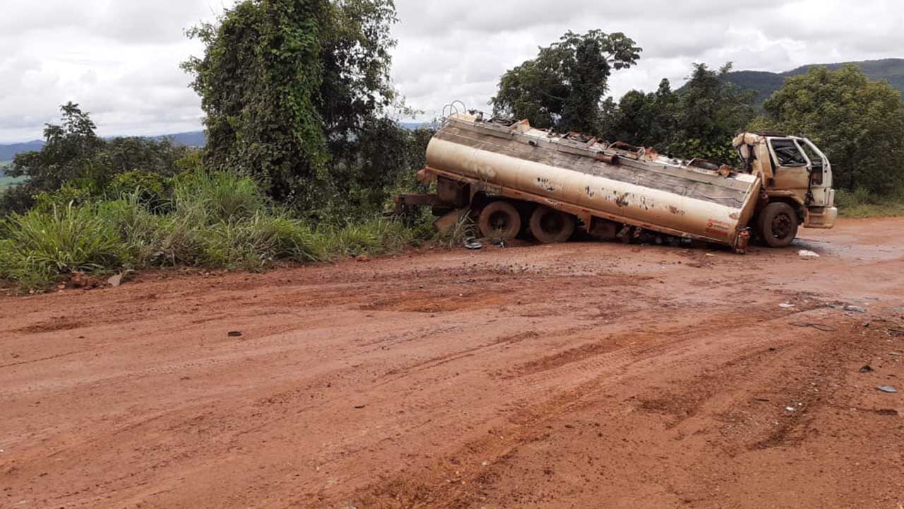 Caminhão carregado com diesel tomba e derrama óleo na estrada da Serra do Funil, em Guarda-Mor