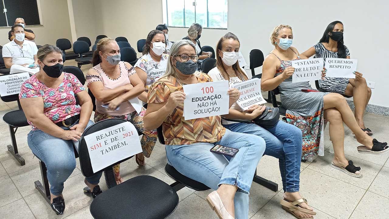 Professores e servidores cedem e Câmara Municipal aprova reajustes em João Pinheiro