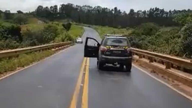 Erosão na ponte sobre o Córrego dos Vieiras causa interdição total na BR-365 em Patos de Minas