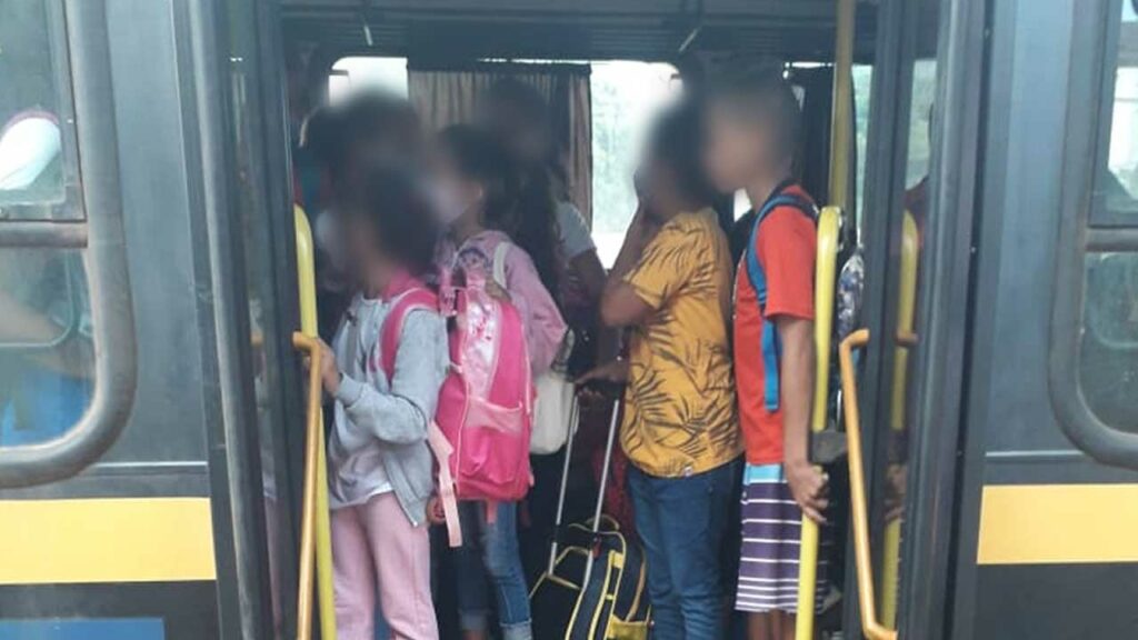 Ônibus escolar superlotado, com 74 crianças, é parado pela PM no