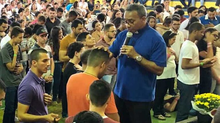 Padre exorcista Vanilson da Silva é proibido de atuar no DF pela Arquidiocese e protesta: ‘Mexi com o inferno’