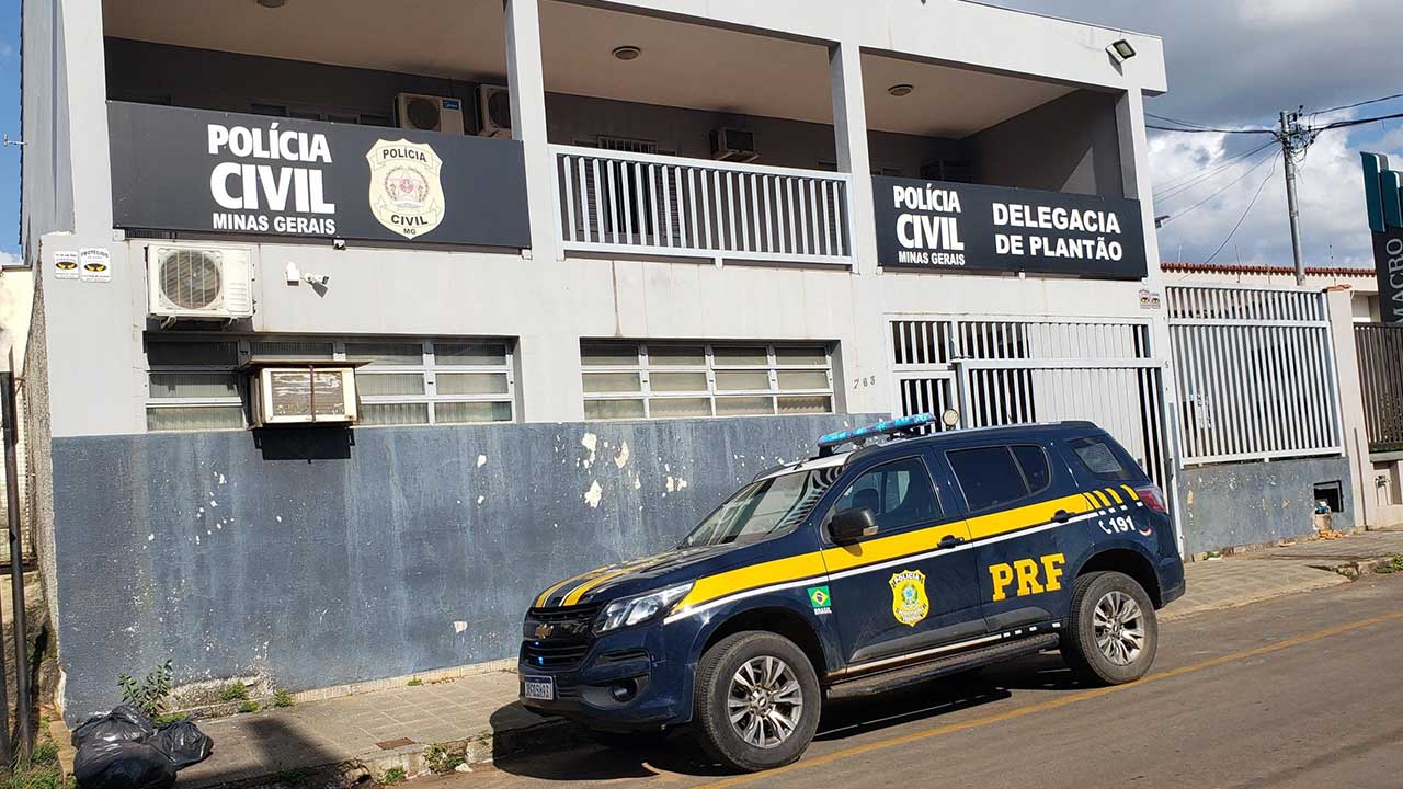 Motorista que levava 30 kg de maconha tenta fugir da PRF por mais de 6 km e acaba preso em Varjão de Minas
