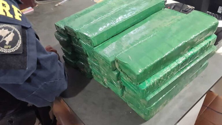 Motorista que levava 30 kg de maconha tenta fugir da PRF por mais de 6 km e acaba preso em Varjão de Minas