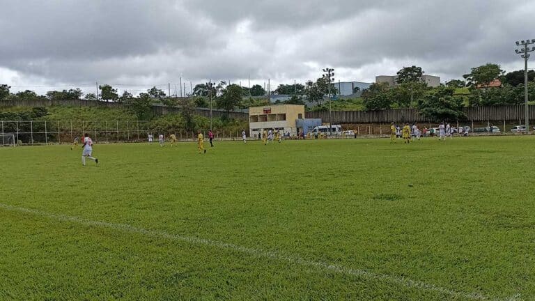 Filmagem mostra estado precário do Estádio Pinicão em João Pinheiro; prefeito responde