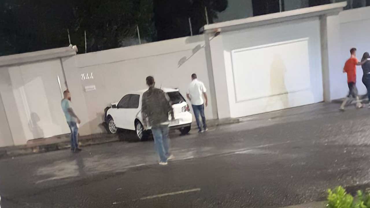 Motorista bate veículo contra muro de residência no Centro de João Pinheiro