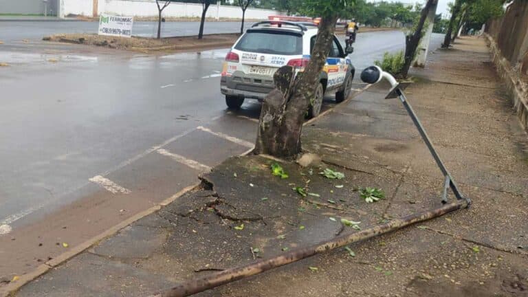 Caminhão-pipa da Prefeitura de João Pinheiro derruba câmera do olho vivo próximo ao Hospital Municipal