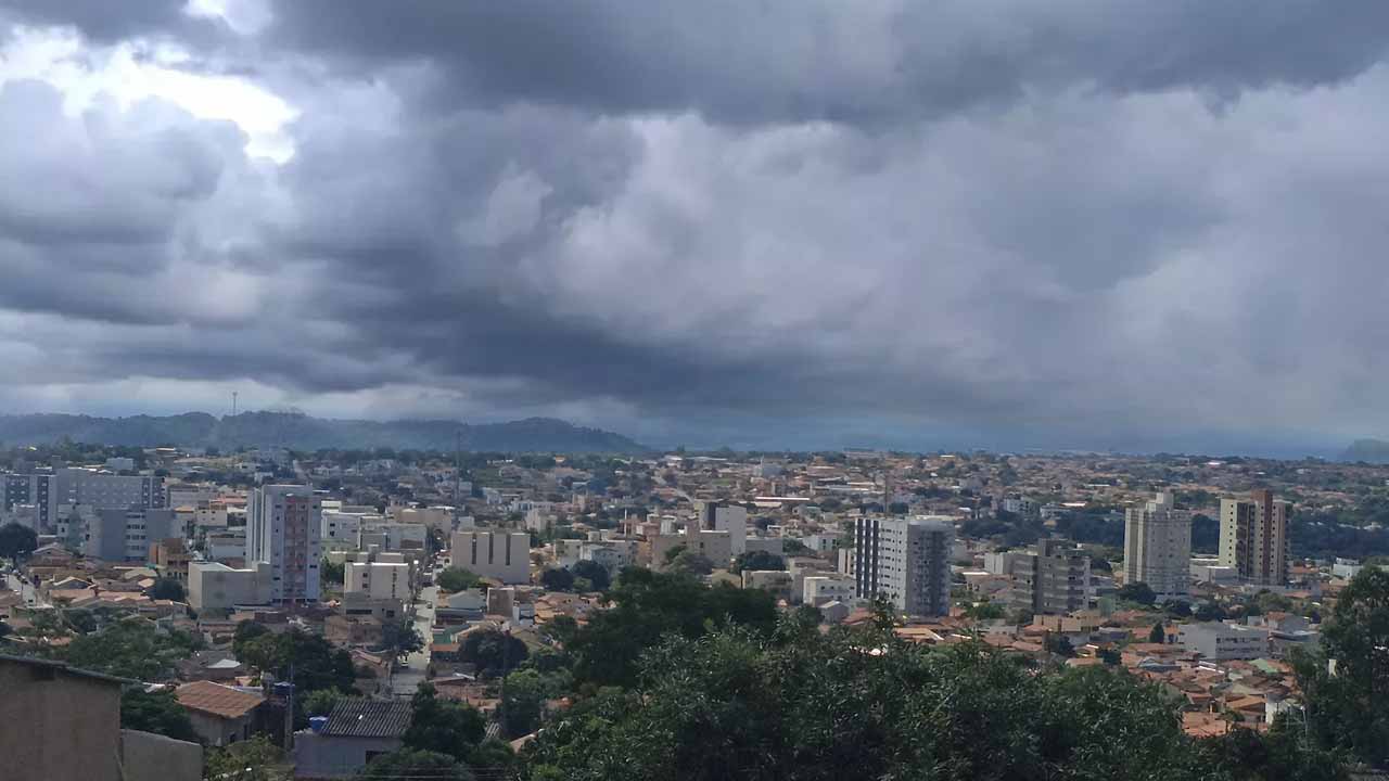 Inmet alerta para chuva forte em João Pinheiro e outras 655 cidades de MG entre esta segunda e terça; veja a lista