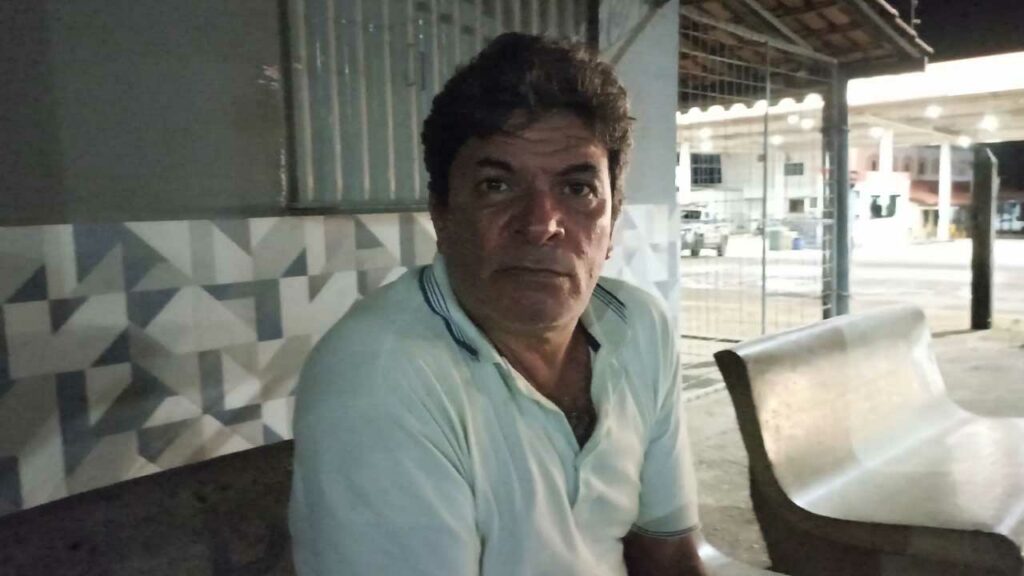 Muito embriagado, motorista não consegue fazer o bafômetro após causar acidente em João Pinheiro; veja o vídeo
