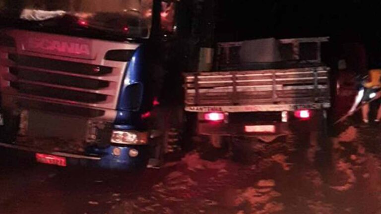 Motoristas passam por dificuldades na estrada do Café do Amigo que liga ao distrito de Canabrava, em João Pinheiro