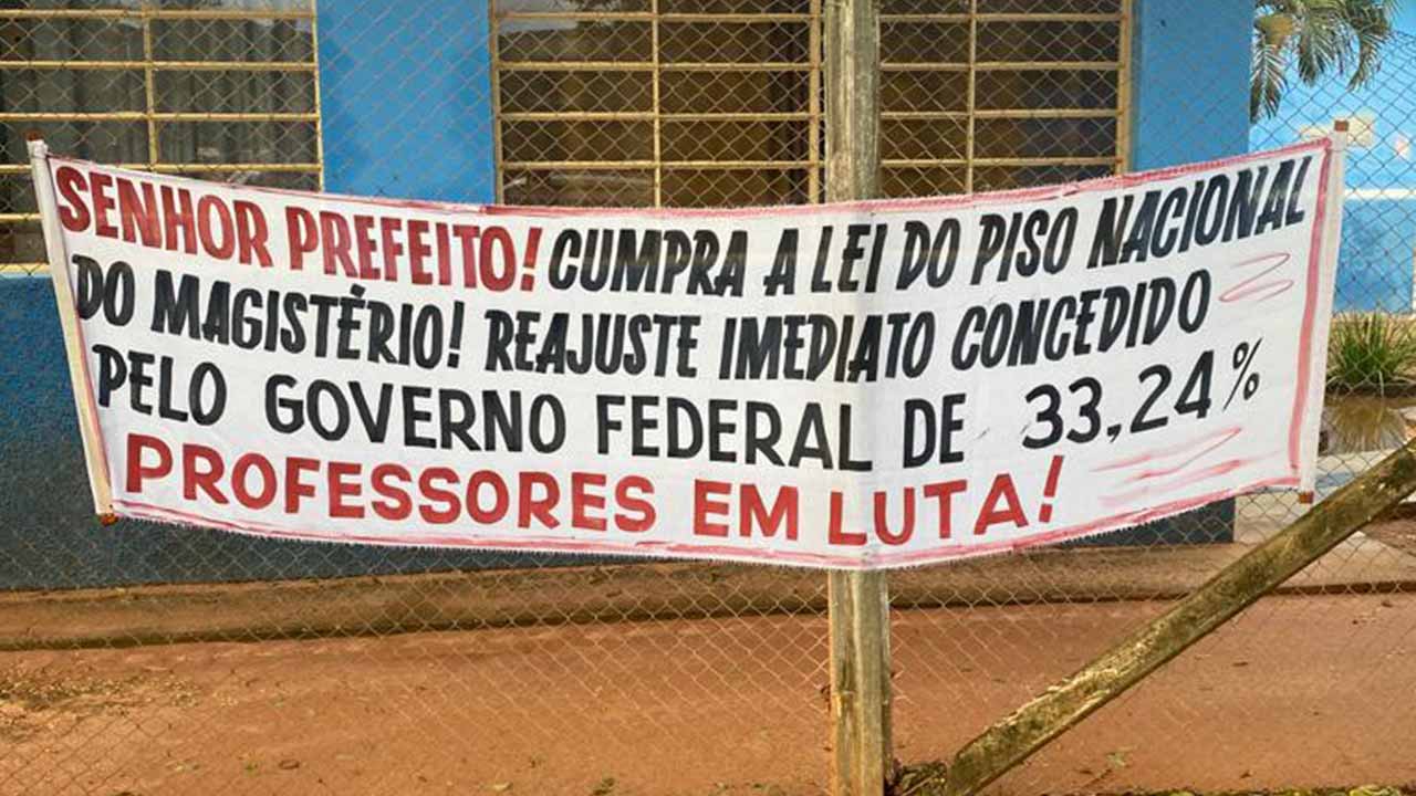 Prefeito de Brasilândia de Minas não estipula prazo para pagar reajuste de 33% e professores protestam