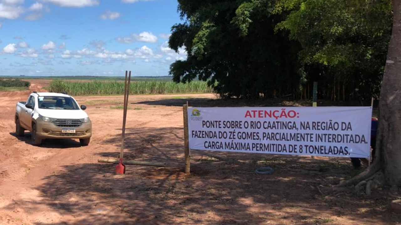Prefeitura Municipal de João Pinheiro interdita parcialmente ponte sobre o Rio Caatinga por conta de rachaduras