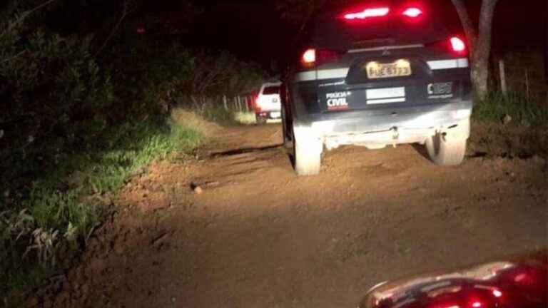 Jovem para viagem para fazer xixi e encontra cadáver durante a noite no interior de Minas Gerais