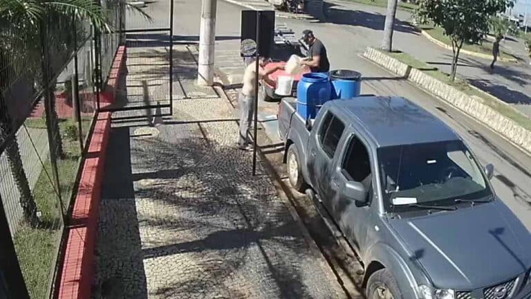 Pinheirenses continuam reclamando da COPASA; bar no Centro de João Pinheiro amarga prejuízos há semanas