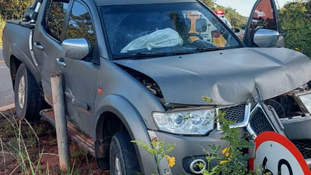 Radar é destruído por motorista que perdeu controle de caminhonete na MG-181 em João Pinheiro
