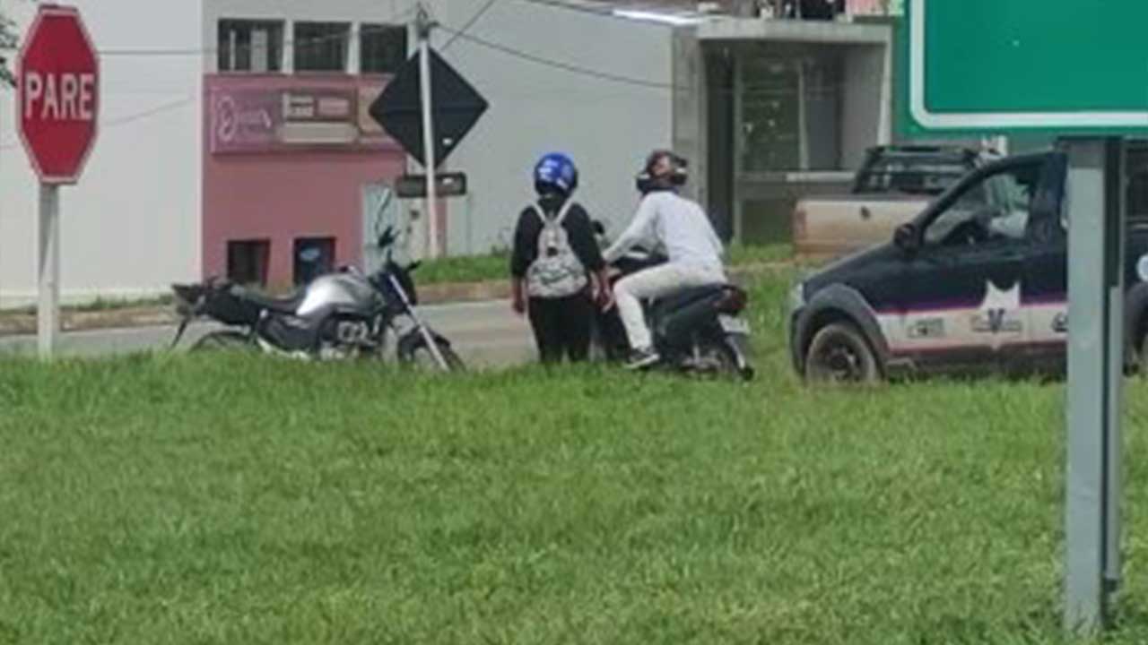 Solidariedade no trânsito: motoboy ajuda mulher que estava com problemas com moto em João Pinheiro
