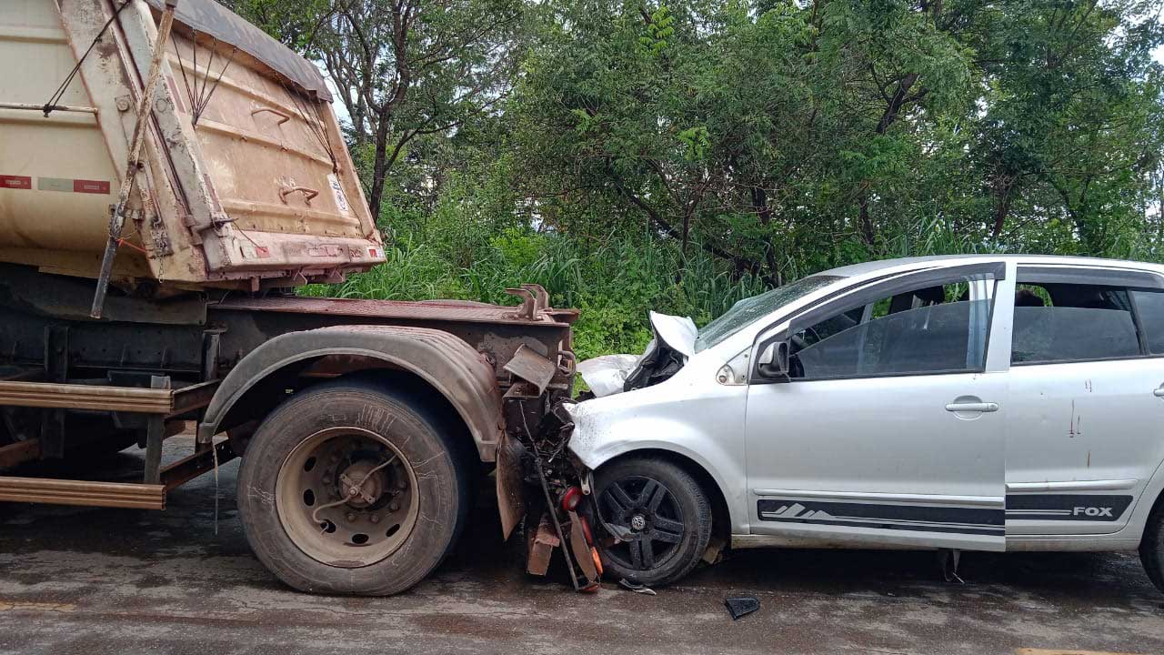 Motorista pinheirense bate em carreta após ultrapassagem na MG-410 em Lagoa Grande