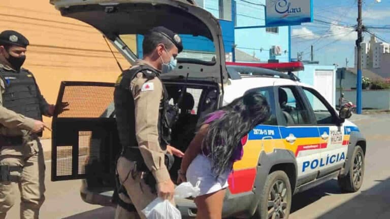 Mulher é presa suspeita de aplicar "Boa Noite Cinderela" em homem de 51 anos em Patos de Minas
