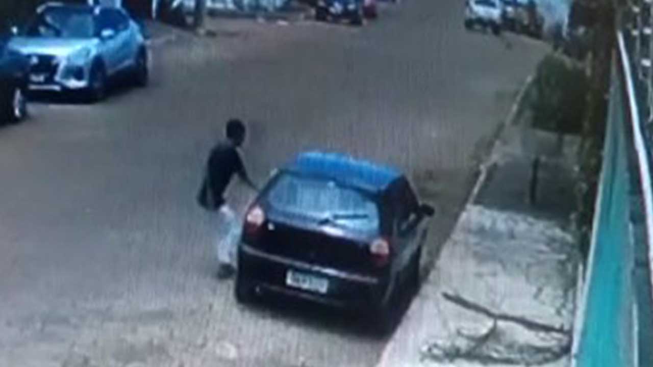 Vídeo: armado com uma faca, homem rouba veículo próximo ao Sindicado Rural de Paracatu
