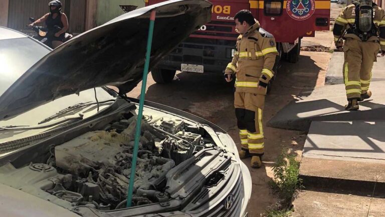 Veículo apresenta pane elétrica e pega fogo em João Pinheiro; Corpo de Bombeiros foi acionado