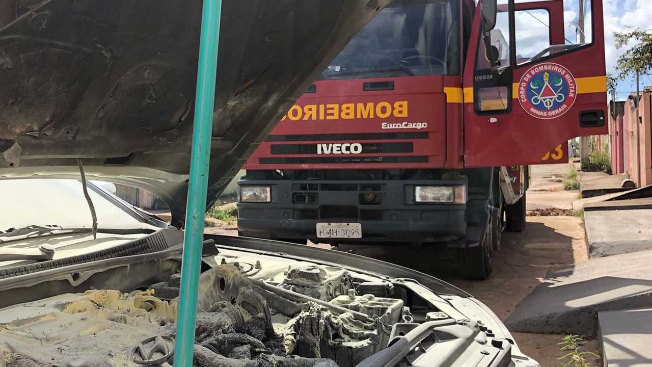 Veículo apresenta pane elétrica e pega fogo em João Pinheiro; Corpo de Bombeiros foi acionado