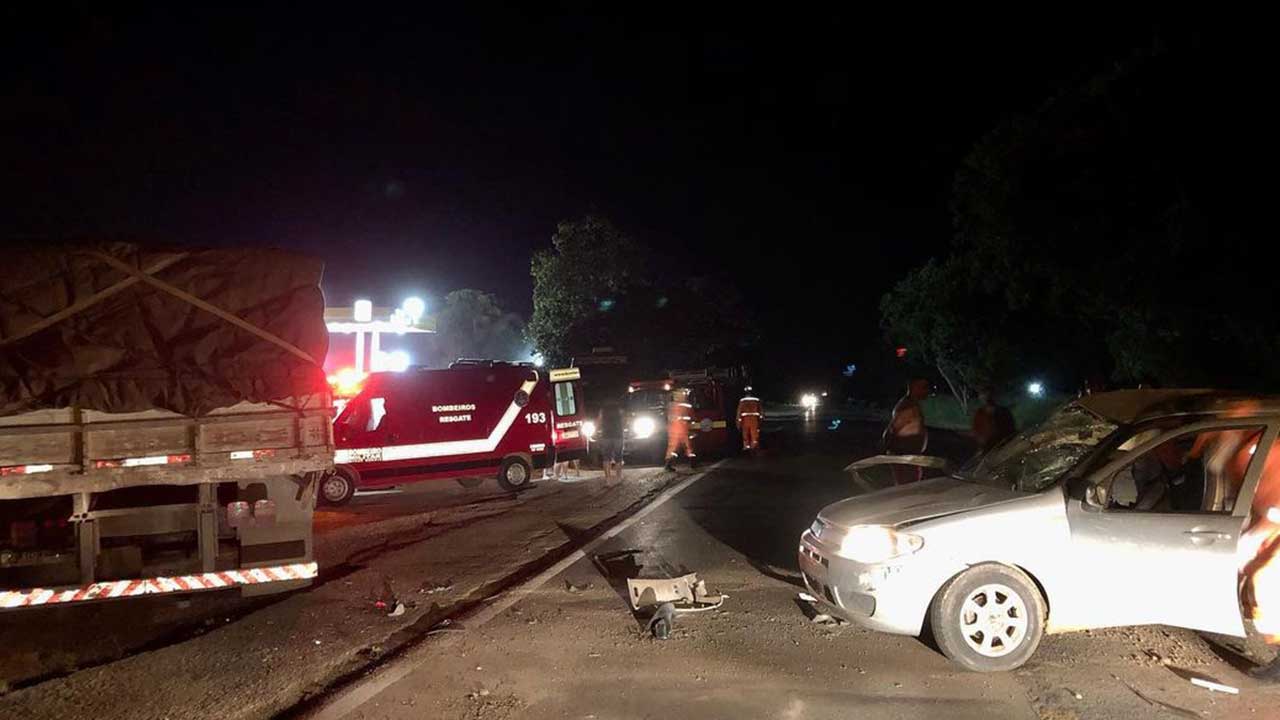 Três pessoas ficam feridas em acidente envolvendo carro e caminhão na BR-040 em João Pinheiro
