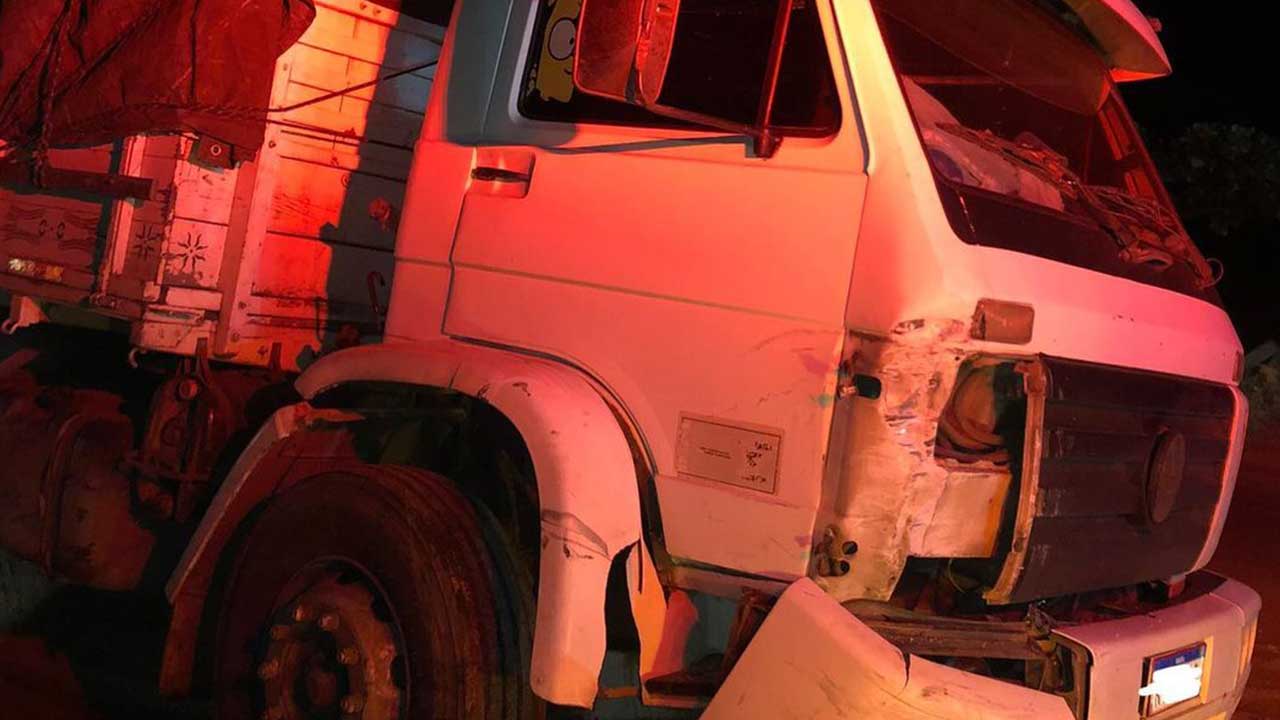 Três pessoas ficam feridas em acidente envolvendo carro e caminhão na BR-040 em João Pinheiro