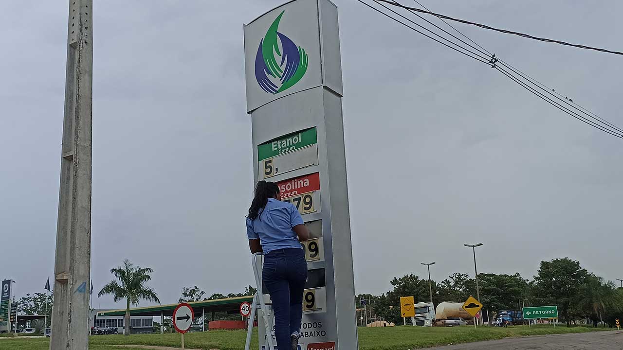 Gasolina chega a R$7,70 por litro em João Pinheiro; gás de cozinha já custa R$ 130,00