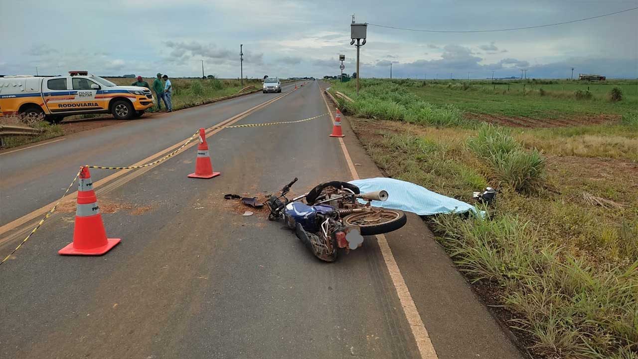 Motociclista de 18 anos bate em traseira de caminhão e morre na MG-410 em Presidente Olegário