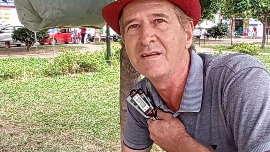 Após construção de bebedouro de concreto, JP Agora ouve relojoeiro que alimenta pombos no Centro de João Pinheiro