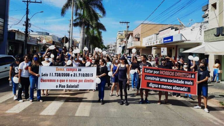 Professores da rede estadual protestam no Centro de João Pinheiro; 11 escolas da cidade aderiram a greve