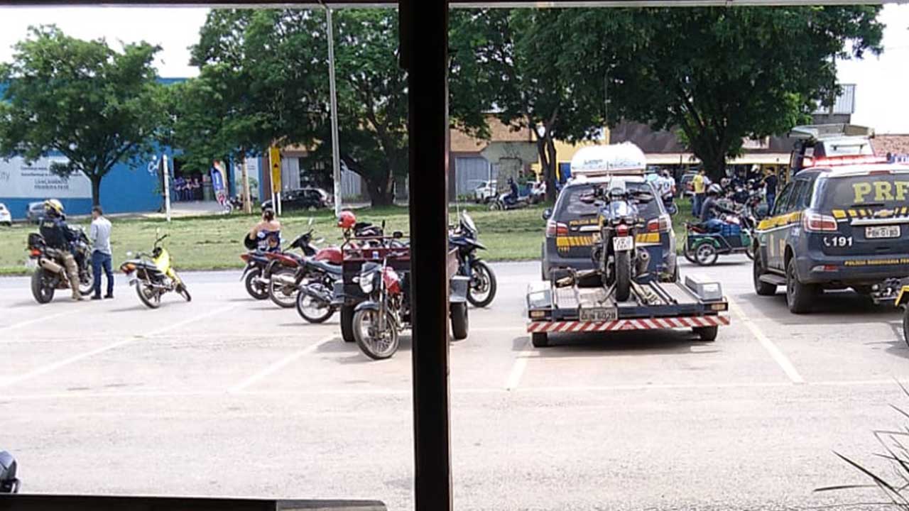Polícia Rodoviária Federal realiza mega operação em João Pinheiro; oito veículos foram apreendidos